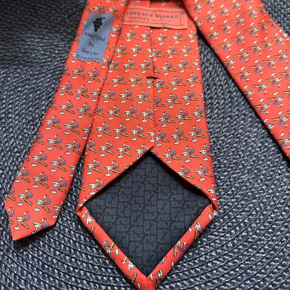 🍸EUC Vineyard Vines Martha’s Vinyard Cigar and Martini Tie Pink 🍸 - Picture 4 of 5